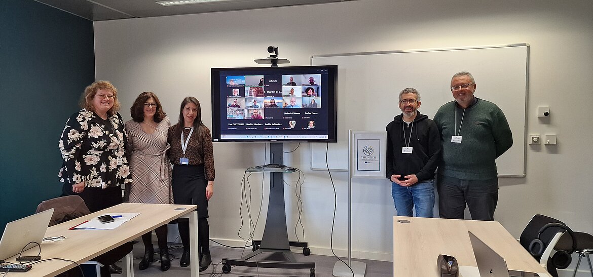 Image presenting poeple in person and online participating at the kickoff